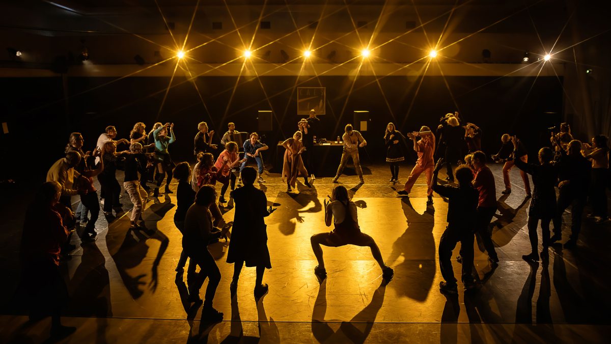 À Roubaix, une expérience de danse collective inédite - CAES Mag